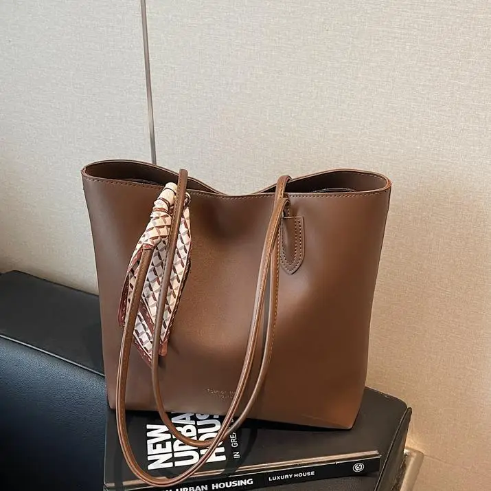 Black Women's Large Capacity Tote Bag with Adjustable Strap - Image 6