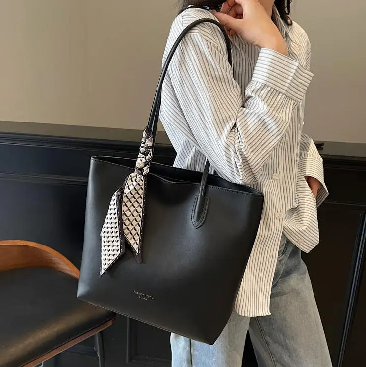 Black Women's Large Capacity Tote Bag with Adjustable Strap - Image 8