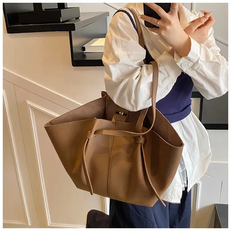 Large Capacity Women's Tan Shoulder Bag with Wings 2025 — feature 11