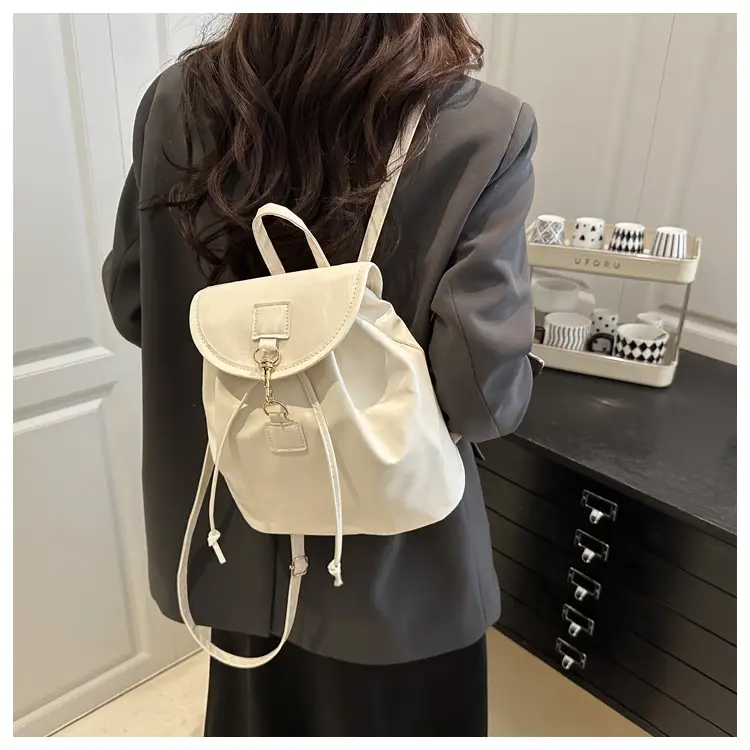 Women's Cream Large Capacity Shoulder Bag Spring Summer 2025 — feature 10