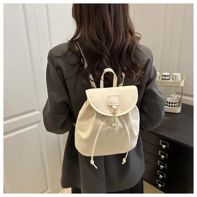 Women's Cream Large Capacity Shoulder Bag Spring Summer 2025 — feature 11