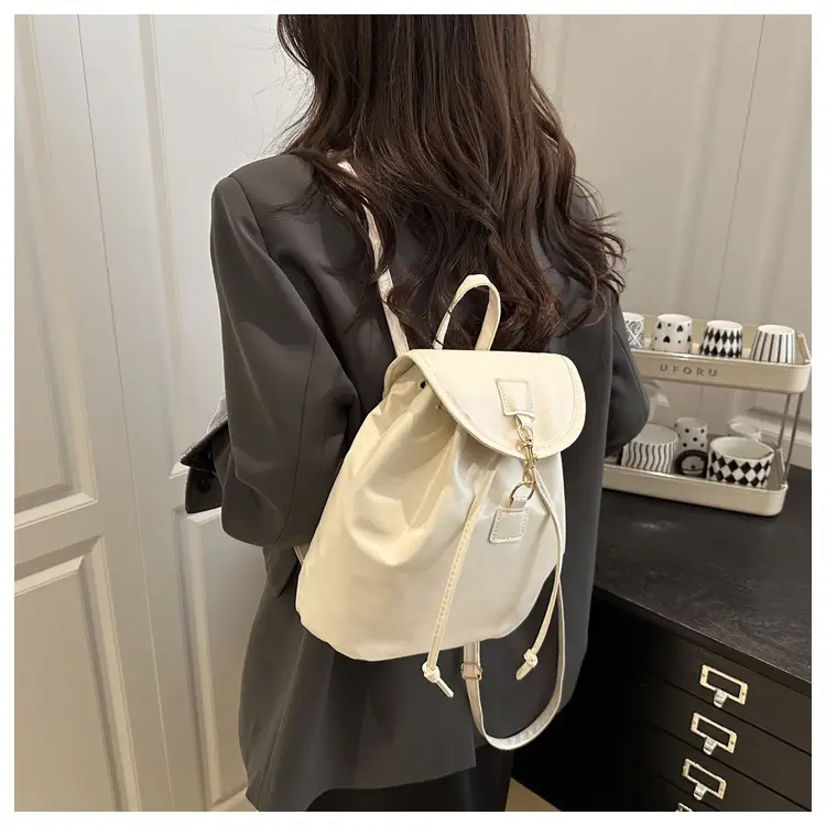 Women's Cream Large Capacity Shoulder Bag Spring Summer 2025 — feature 12