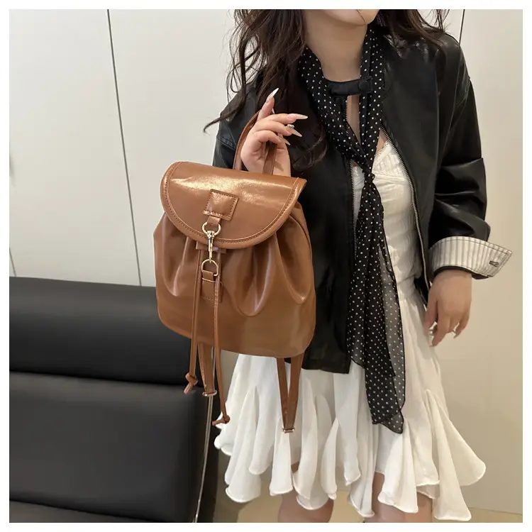 Women's Cream Large Capacity Shoulder Bag Spring Summer 2025 — feature 17