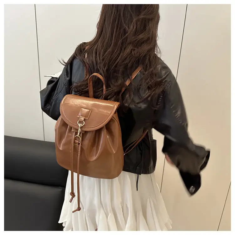 Women's Cream Large Capacity Shoulder Bag Spring Summer 2025 — feature 19