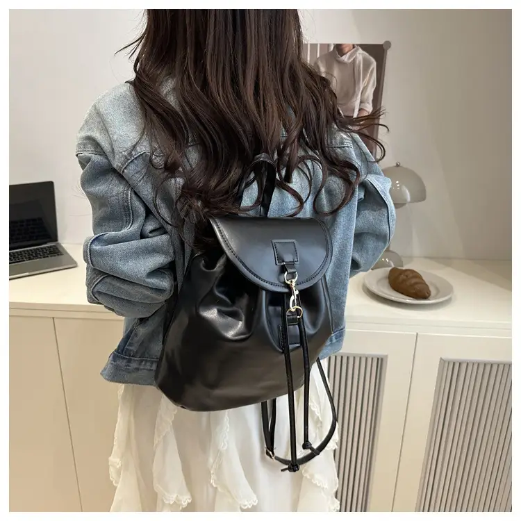 Women's Cream Large Capacity Shoulder Bag Spring Summer 2025 — feature 23