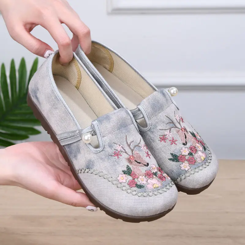 Spring 2025 New Embroidered Hanfu Shoes Old Beijing Cloth Shoes Women's Shoes Casual Ethnic Style Single-layer Shoes Breathable Mother Shoes