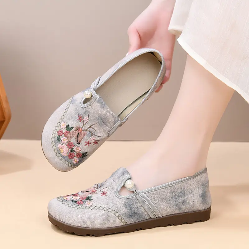 Spring 2025 New Embroidered Hanfu Shoes Old Beijing Cloth Shoes Women's Shoes Casual Ethnic Style Single-layer Shoes Breathable Mother Shoes