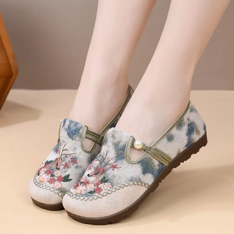 Spring 2025 New Embroidered Hanfu Shoes Old Beijing Cloth Shoes Women's Shoes Casual Ethnic Style Single-layer Shoes Breathable Mother Shoes