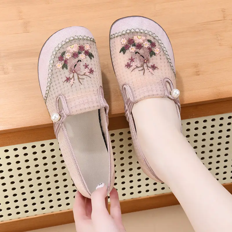 Spring 2025 New Embroidered Hanfu Shoes Old Beijing Cloth Shoes Women's Shoes Casual Ethnic Style Single-layer Shoes Breathable Mother Shoes