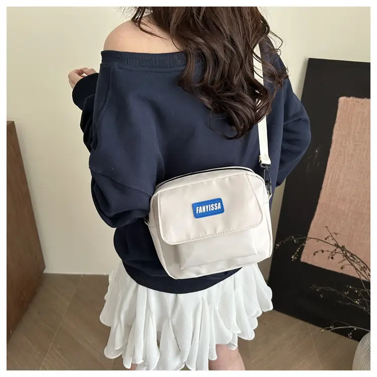 Minimalist Crossbody Bag for Students & Casual Use — feature 16