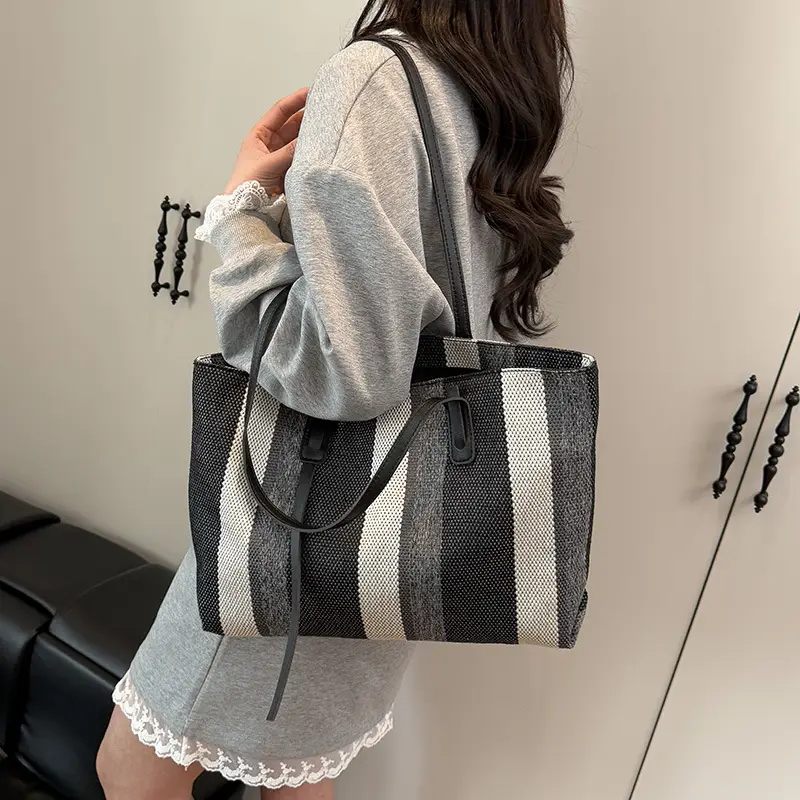 Korean Style Large Capacity Women's Shoulder Bag - Image 6