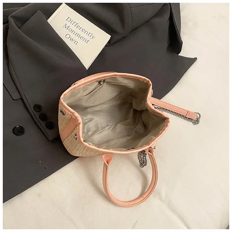 Women Straw Handbag with Cute Bear Design — feature 5