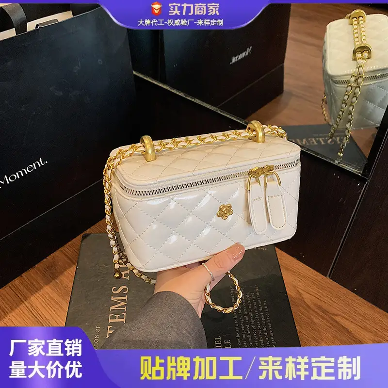 White Rhombic Chain Shoulder Bag for Women - Image 4