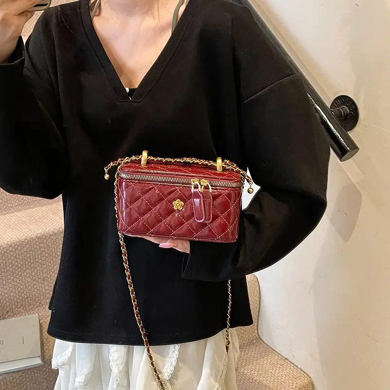 White Rhombic Chain Shoulder Bag for Women - Image 5