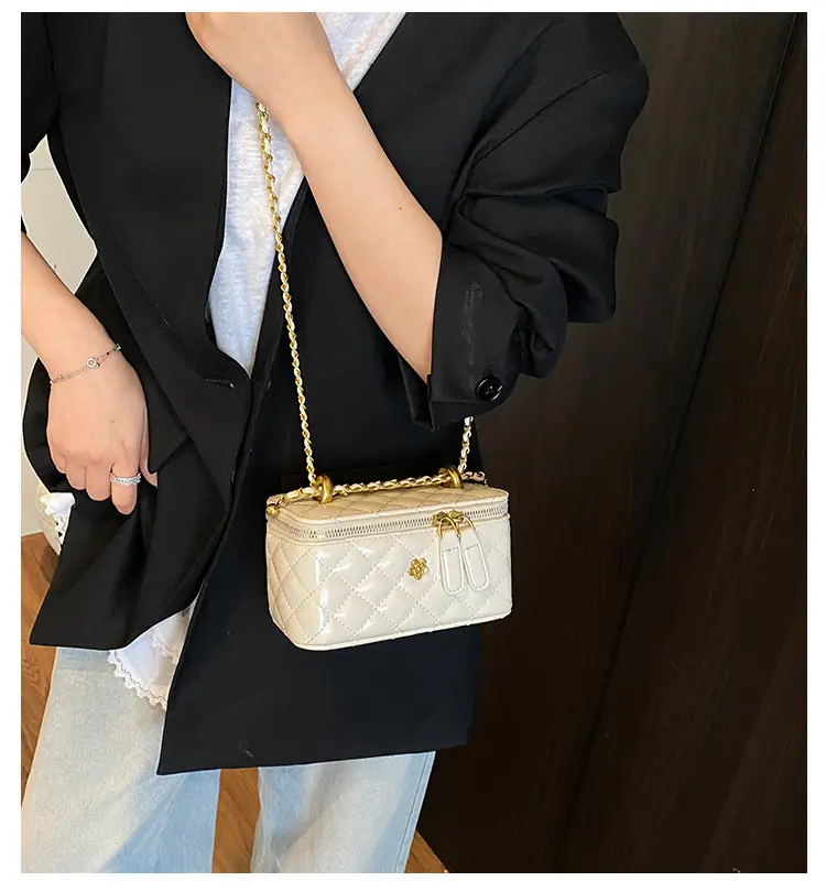White Rhombic Chain Shoulder Bag for Women — feature 3