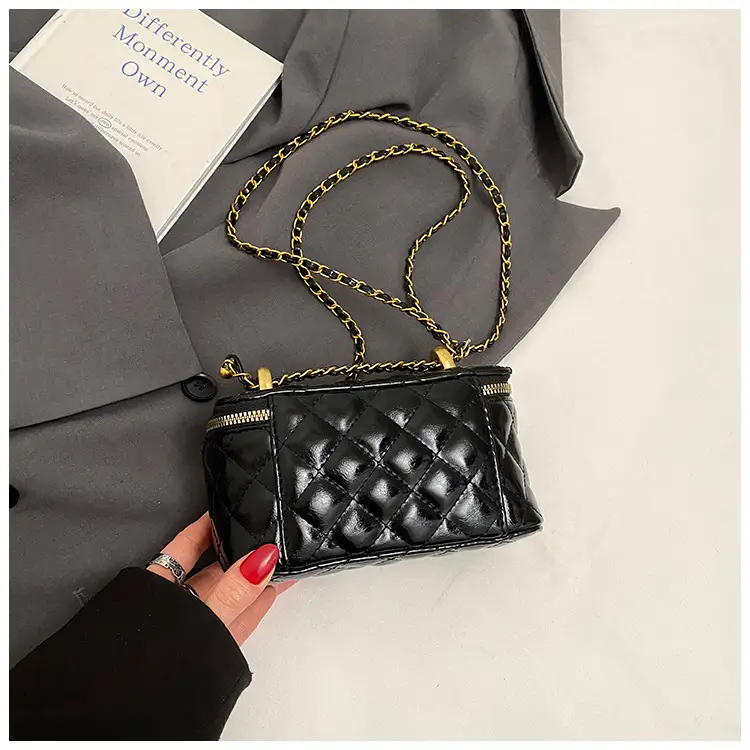 White Rhombic Chain Shoulder Bag for Women — feature 9