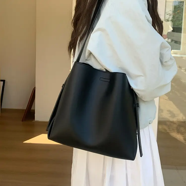 2026 Women's Black Leather Tote Bag Large Capacity - Image 4
