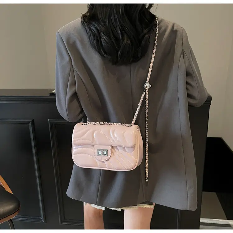 Black Chain Crossbody Bag Korean Style 2026 — feature 35