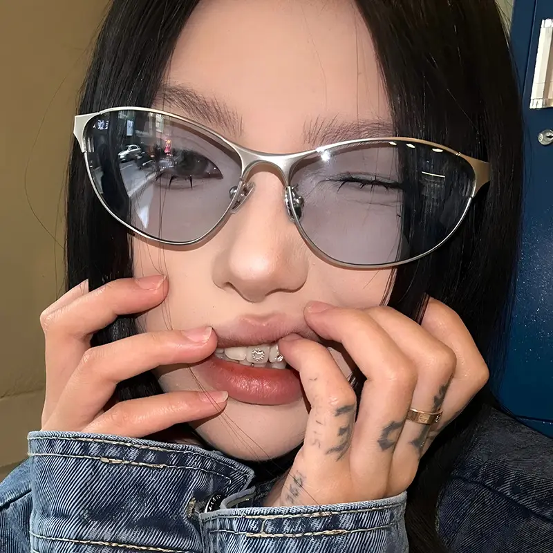 American Cat's Eye Wind Sunglasses Gold Frame — feature 2