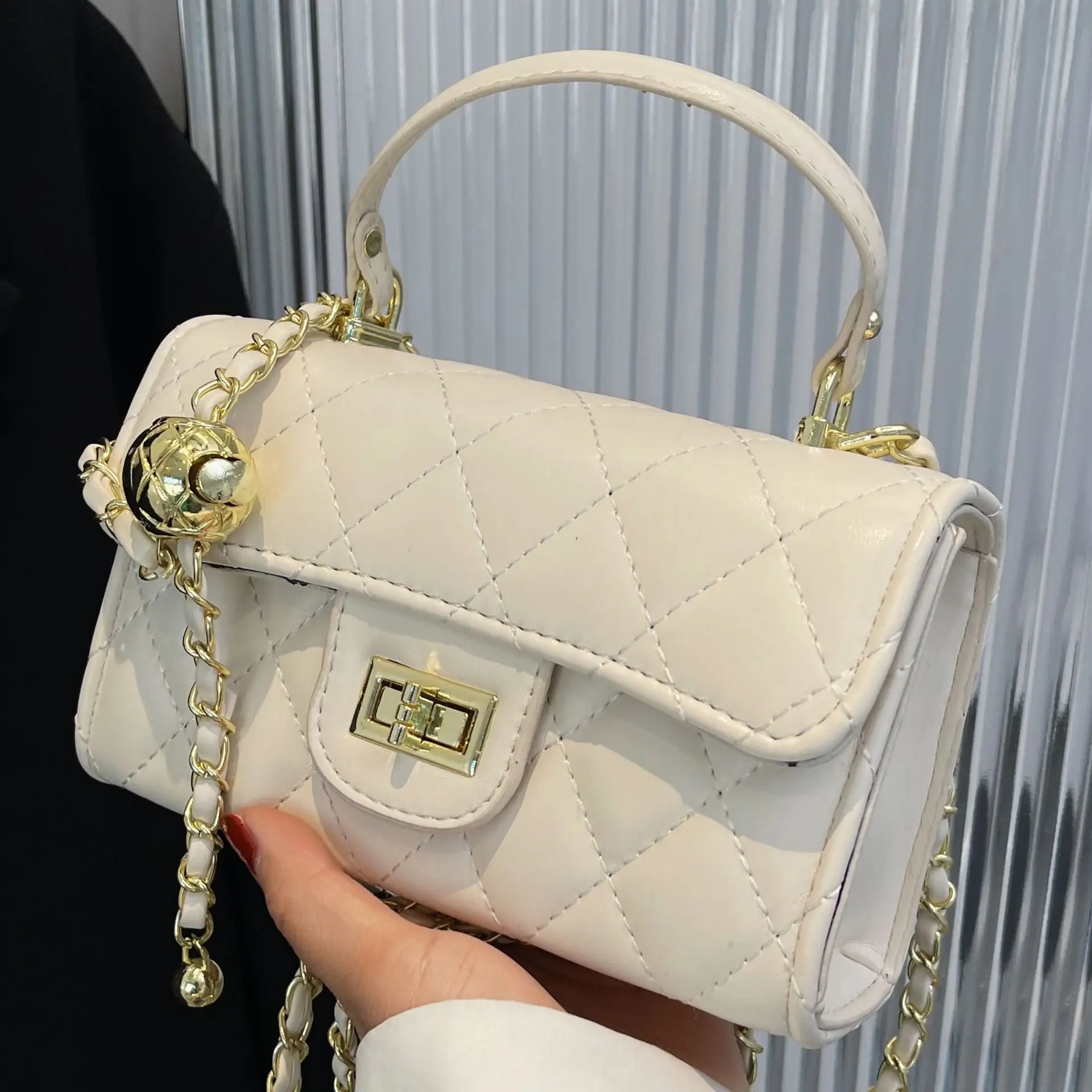 Black Quilted Chain Shoulder Bag for Women - Image 10