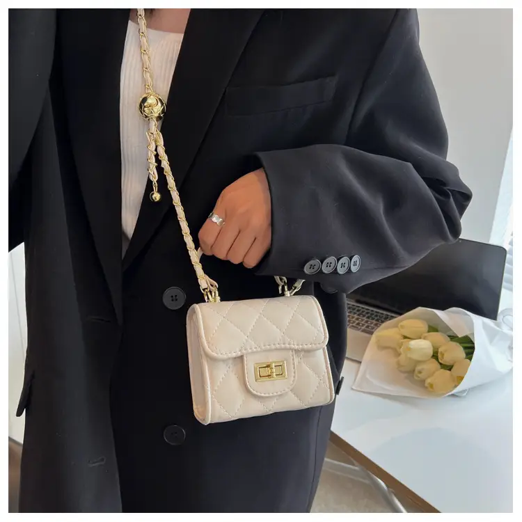 Black Quilted Chain Shoulder Bag for Women - Image 4