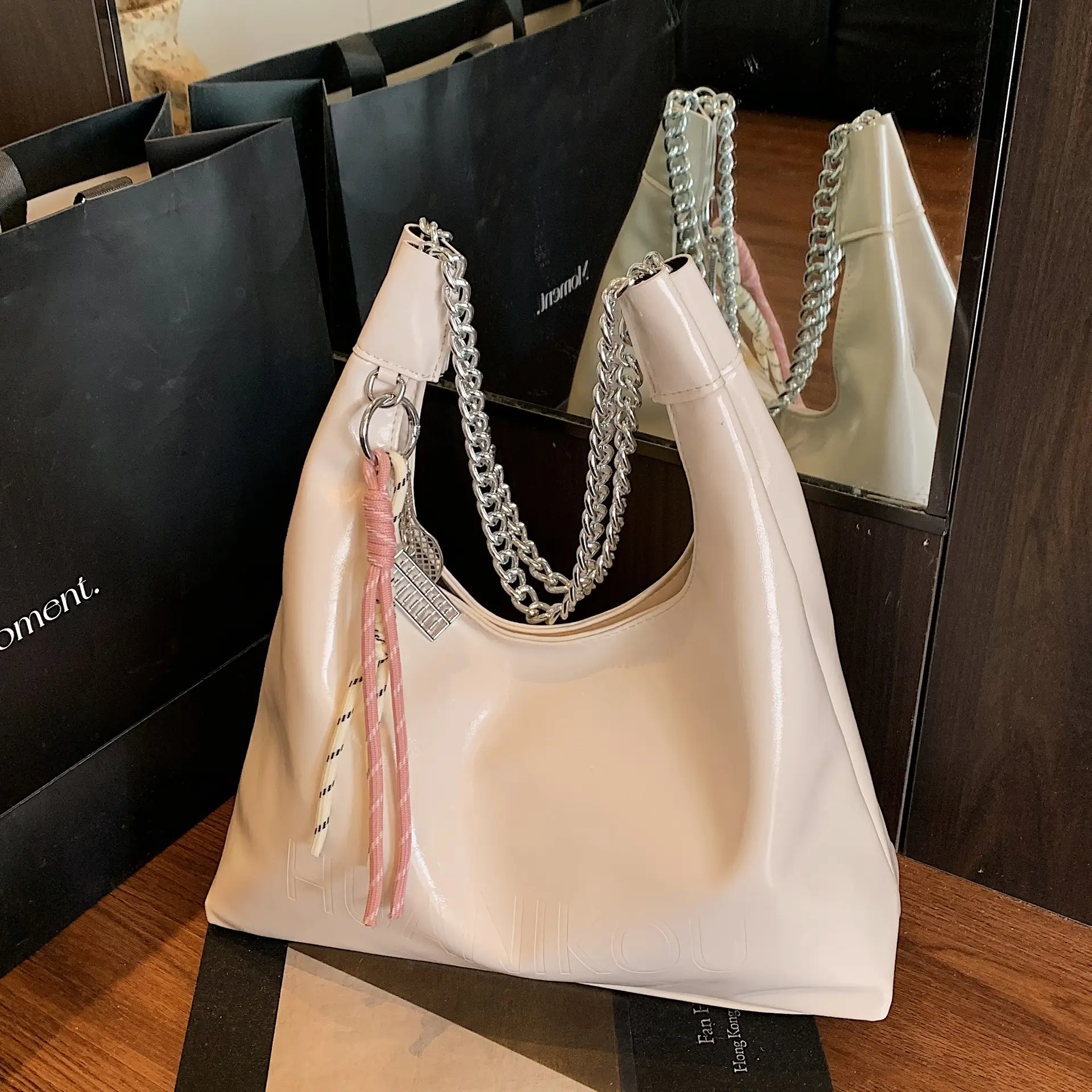 Large Capacity Women's White Leather Tote Bag with Chain Strap - Image 4