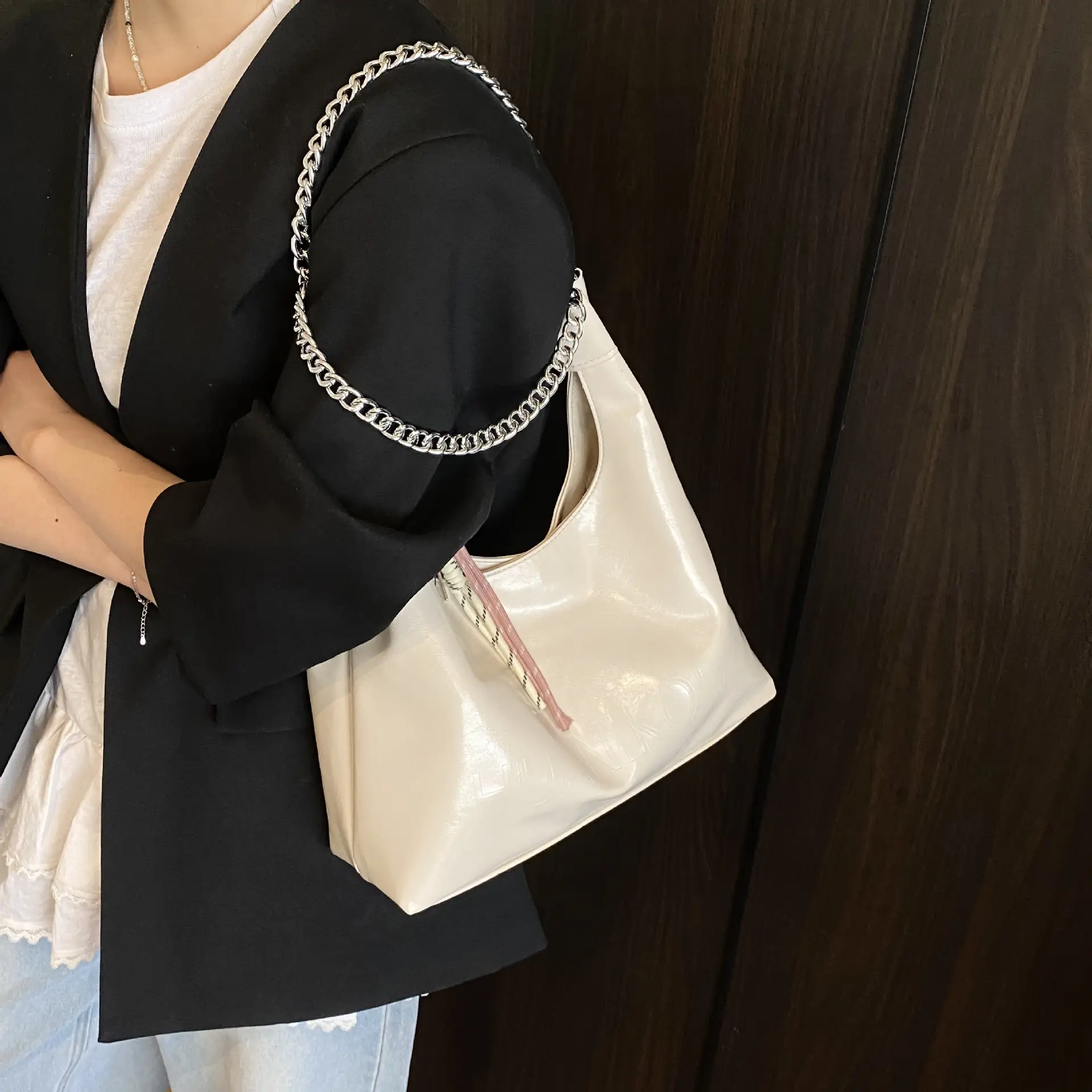 Large Capacity Women's White Leather Tote Bag with Chain Strap - Image 5