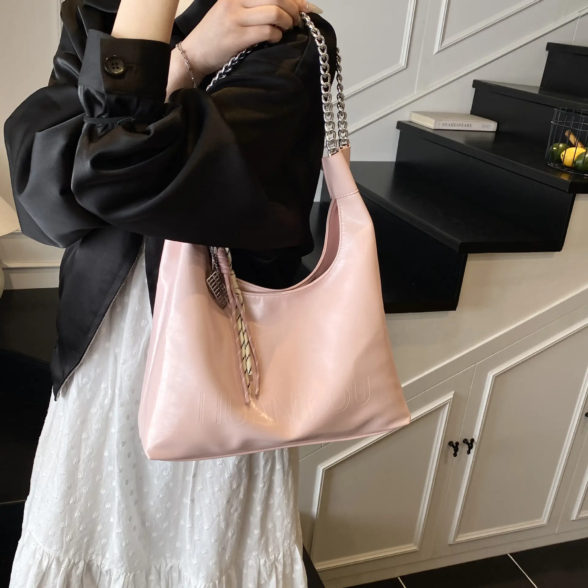 Large Capacity Women's White Leather Tote Bag with Chain Strap - Image 6