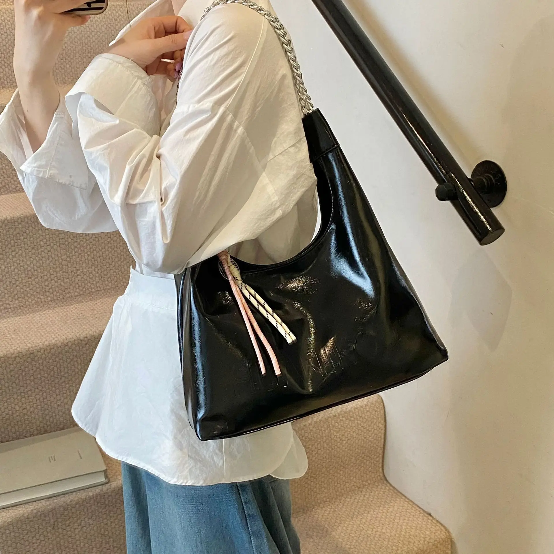 Large Capacity Women's White Leather Tote Bag with Chain Strap - Image 7