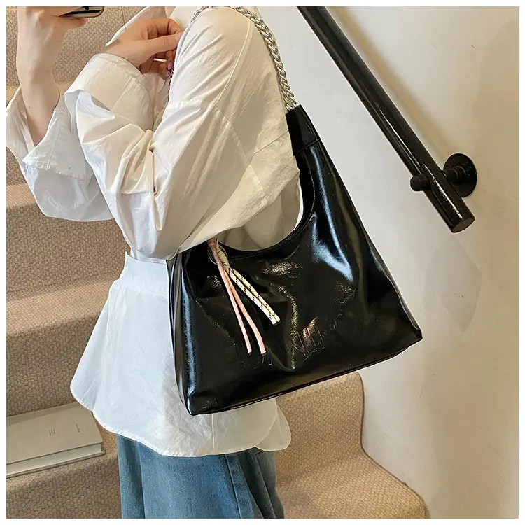 Large Capacity Women's White Leather Tote Bag with Chain Strap — feature 16