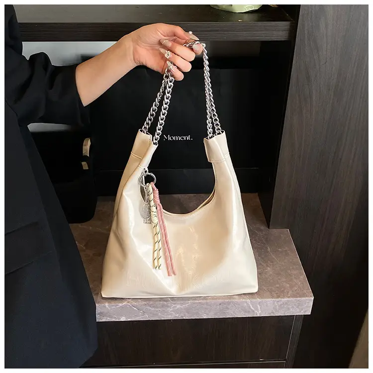 Large Capacity Women's White Leather Tote Bag with Chain Strap — feature 18