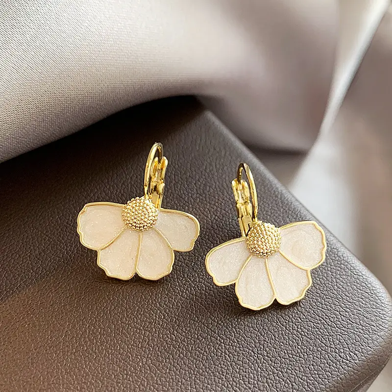 Women's Flower Earrings Light Luxury 2025 New - Image 4