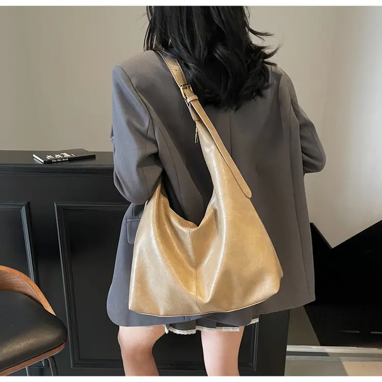 Brown Leather Large Capacity Women's Tote Bag — feature 9