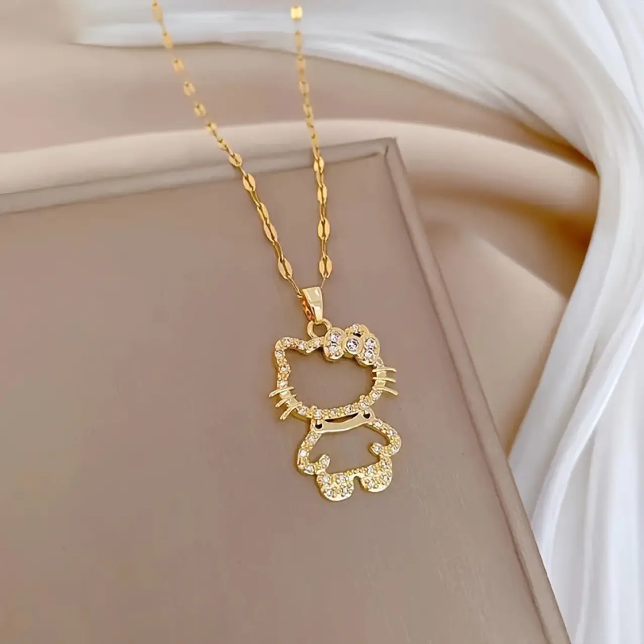 Gold Four-Leaf Flower Necklace with Zircon Clavicle Chain — feature 1