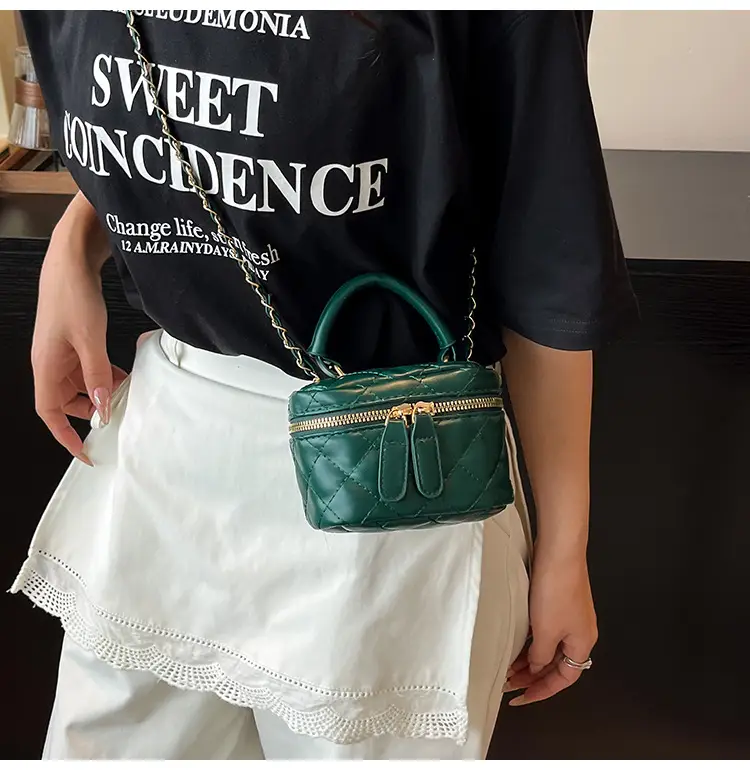 2025 New Silver Quilted Crossbody Bag with Chain Strap — feature 11