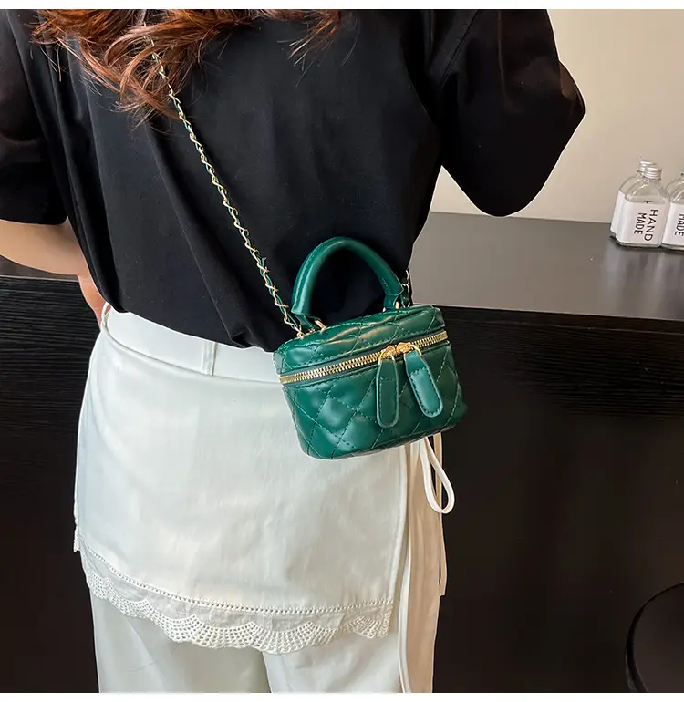 2025 New Silver Quilted Crossbody Bag with Chain Strap — feature 12