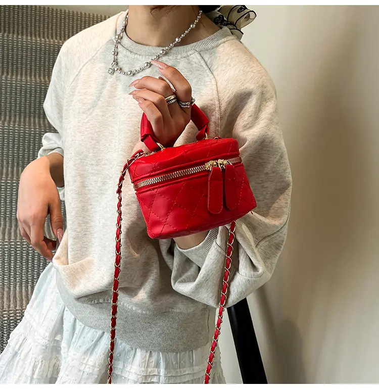 2025 New Silver Quilted Crossbody Bag with Chain Strap — feature 15