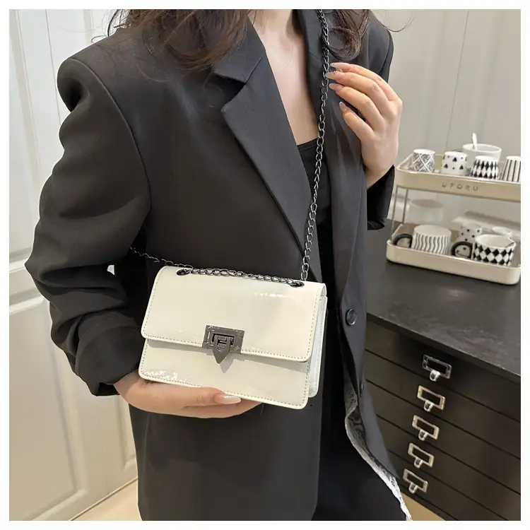 White Retro Crossbody Bag for Women 2025 — feature 11