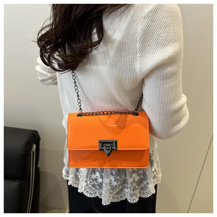 White Retro Crossbody Bag for Women 2025 — feature 14