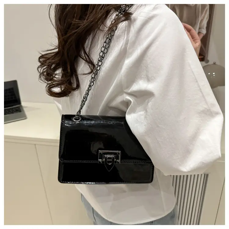 White Retro Crossbody Bag for Women 2025 — feature 18