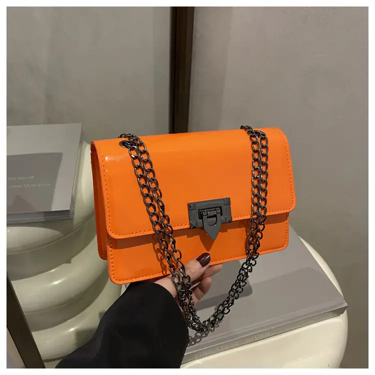 White Retro Crossbody Bag for Women 2025 — feature 22