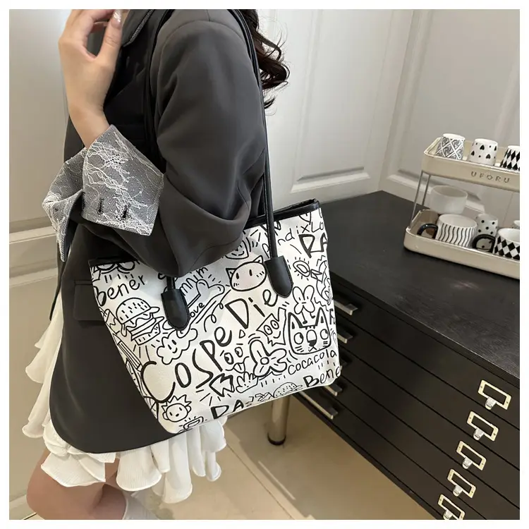 Women Large Capacity Graffiti Shoulder Bag 2025 — feature 10