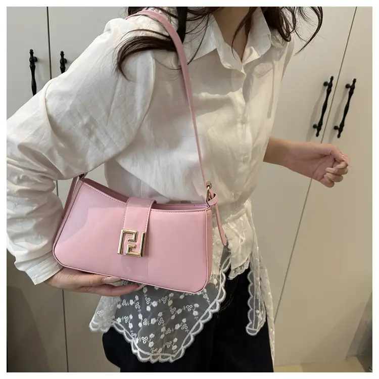 Women's White Fendi Logo Shoulder Bag 2026 — feature 27