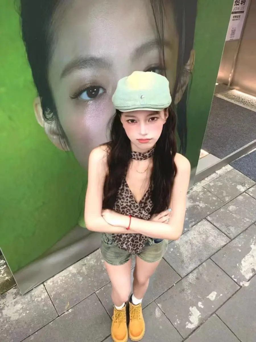 Vintage Wash Denim Rivet Beret Women's Cap — feature 3