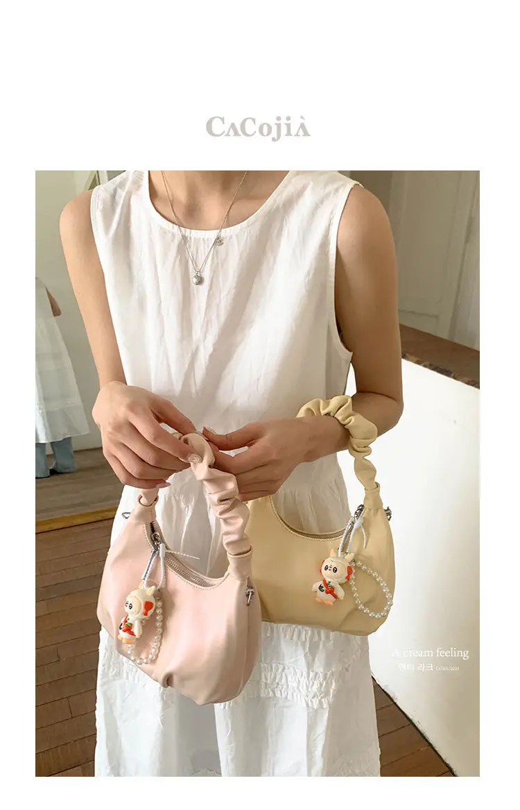 Women's Pleated Shoulder Bag with Doll Design Beige — feature 4