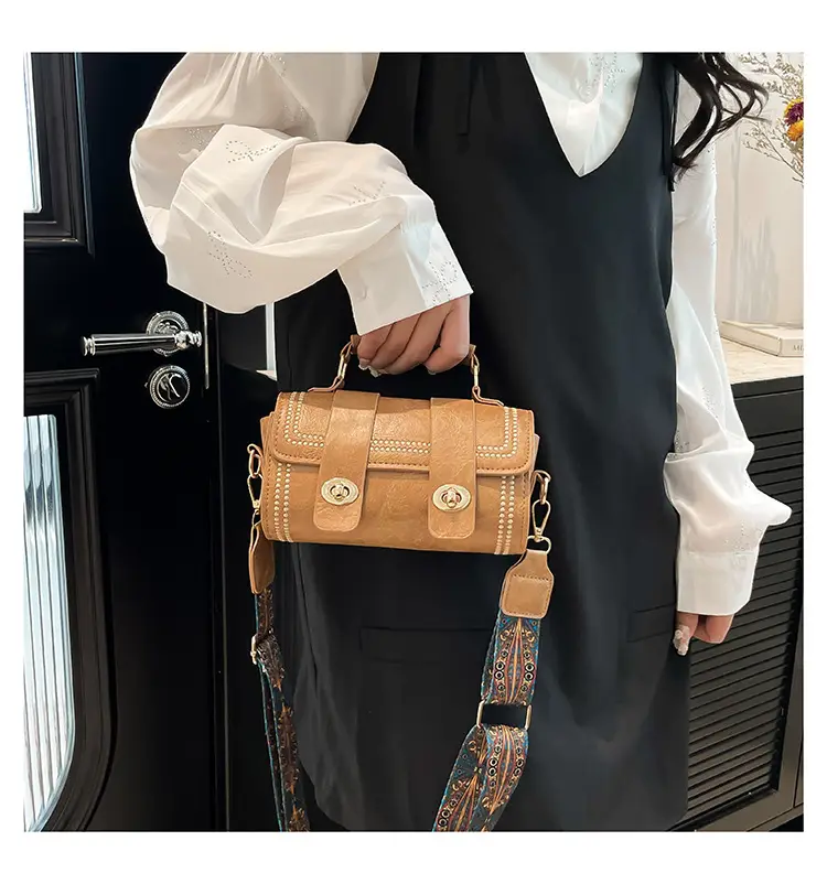 Green Leather Crossbody Bag with Wide Strap — feature 20