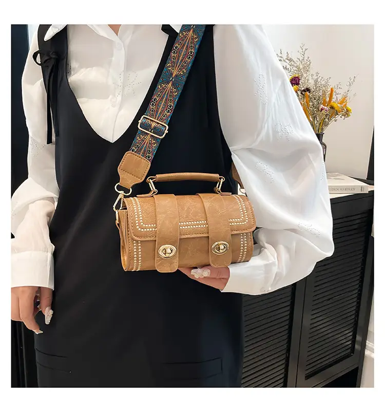 Green Leather Crossbody Bag with Wide Strap — feature 21