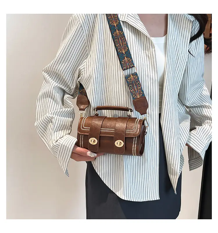 Green Leather Crossbody Bag with Wide Strap — feature 27