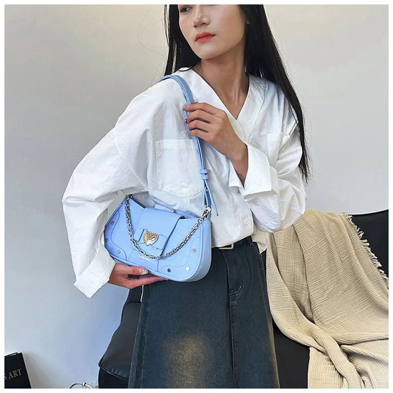 Retro Korean Style Women's White Heart Chain Shoulder Bag — feature 11