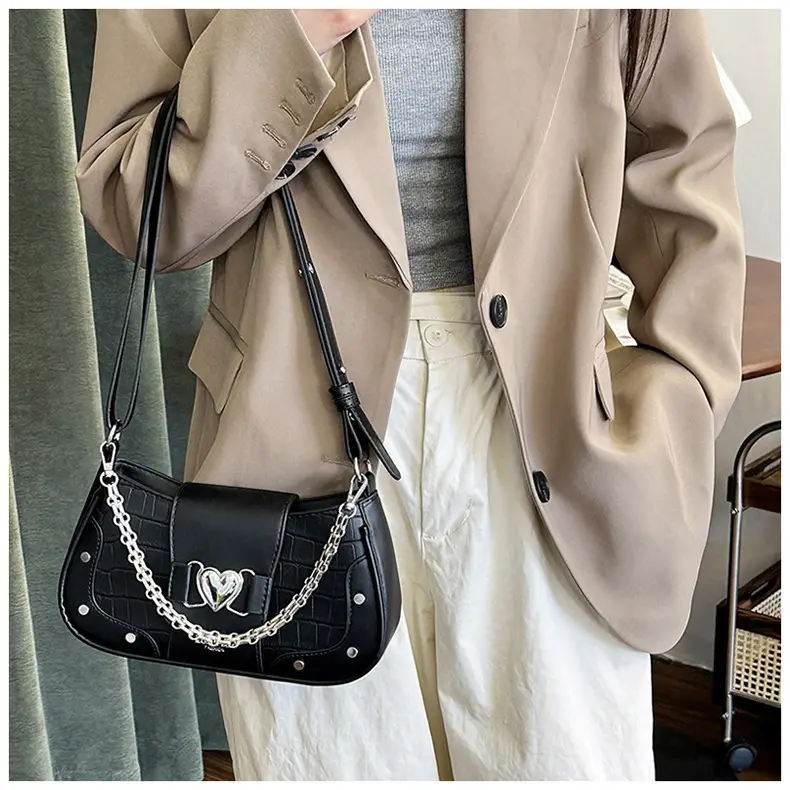 Retro Korean Style Women's White Heart Chain Shoulder Bag — feature 19